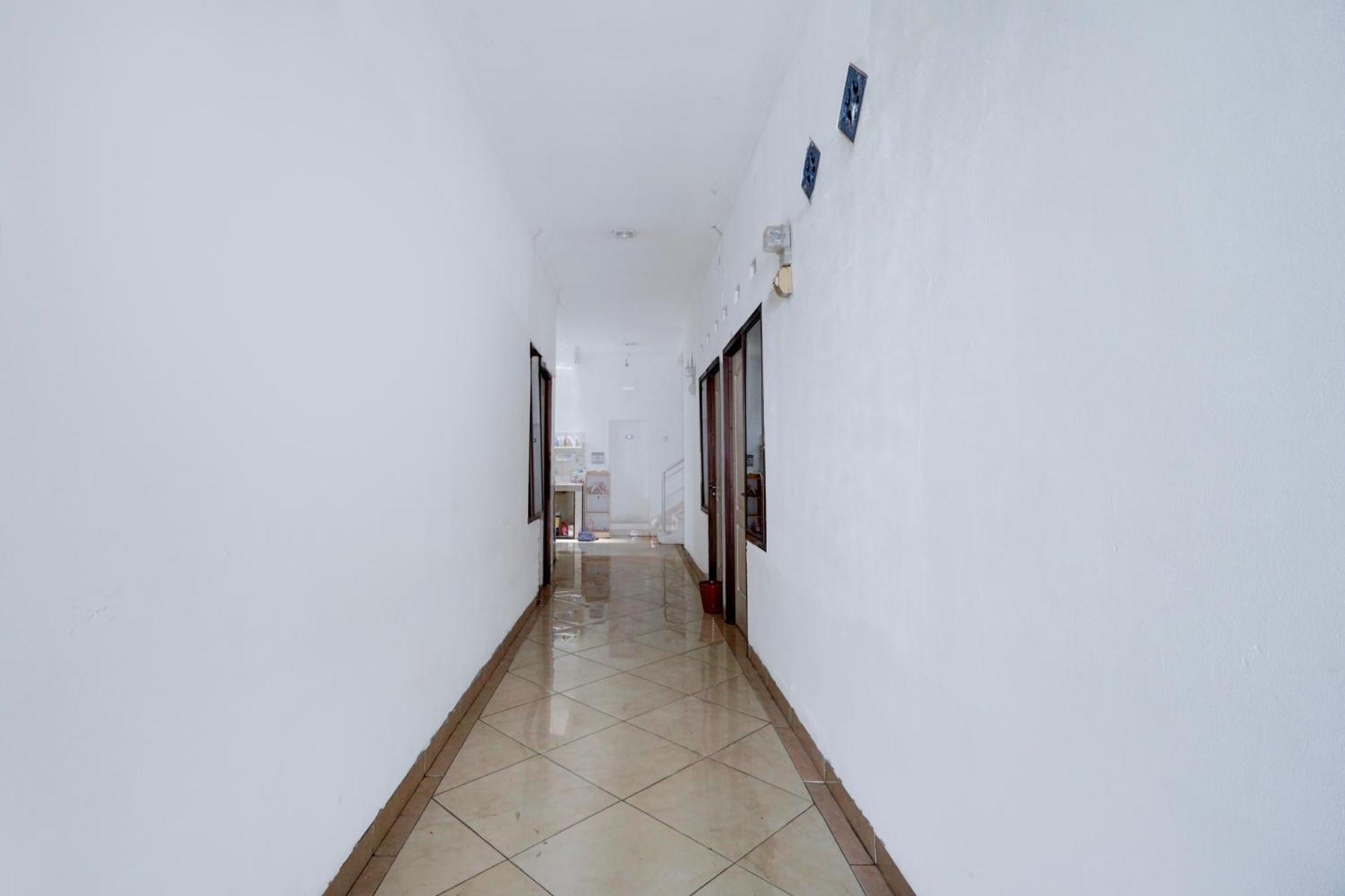 Oyo Life 93083 Nova Jaya 3 Homestay Syariah Lamongan Eksteriør bilde