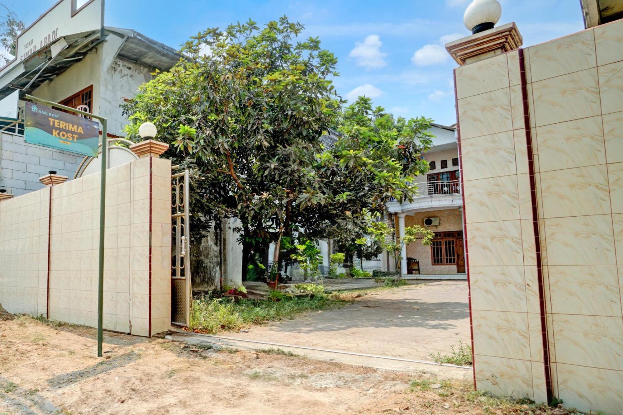 Oyo Life 93083 Nova Jaya 3 Homestay Syariah Lamongan Eksteriør bilde