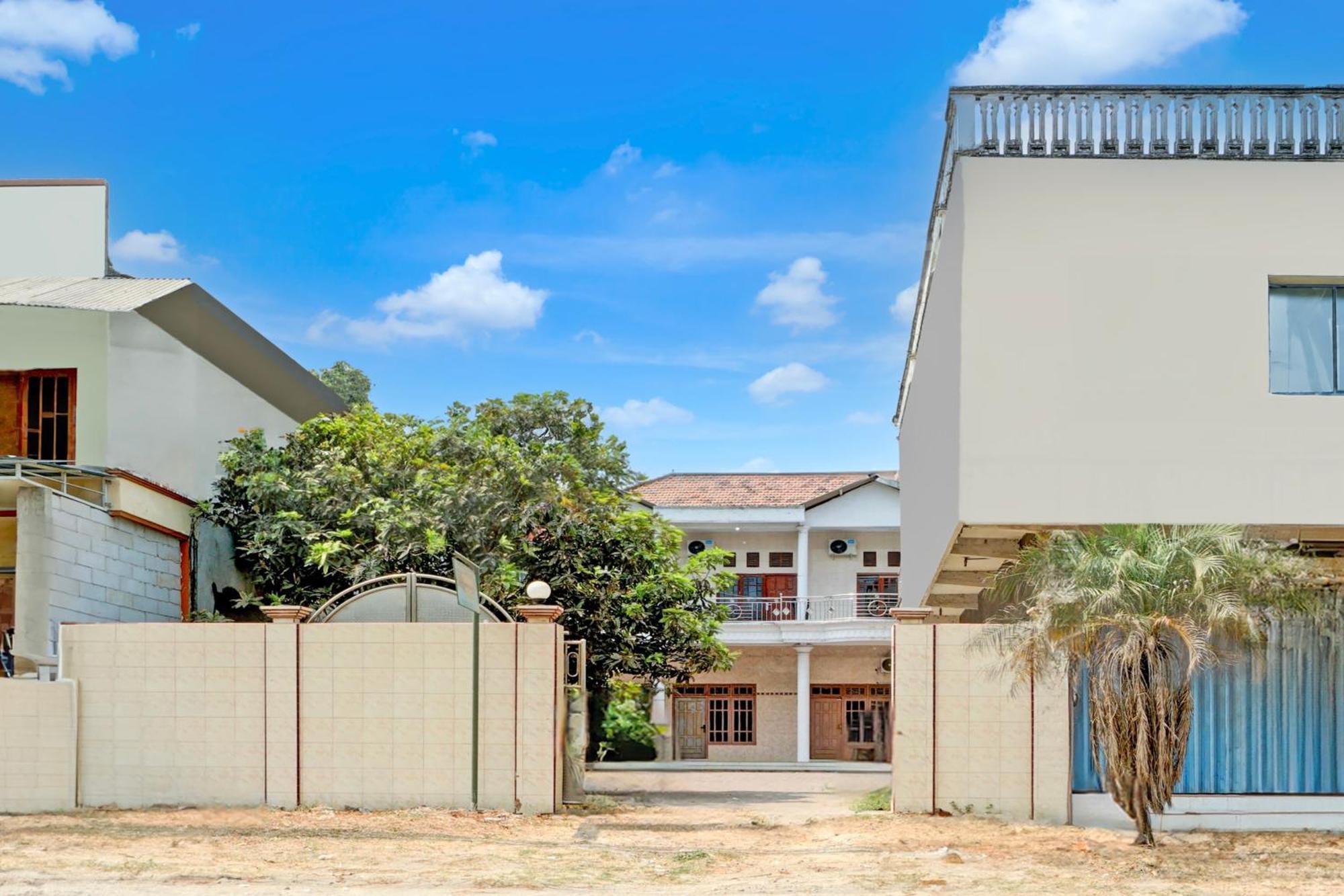 Oyo Life 93083 Nova Jaya 3 Homestay Syariah Lamongan Eksteriør bilde